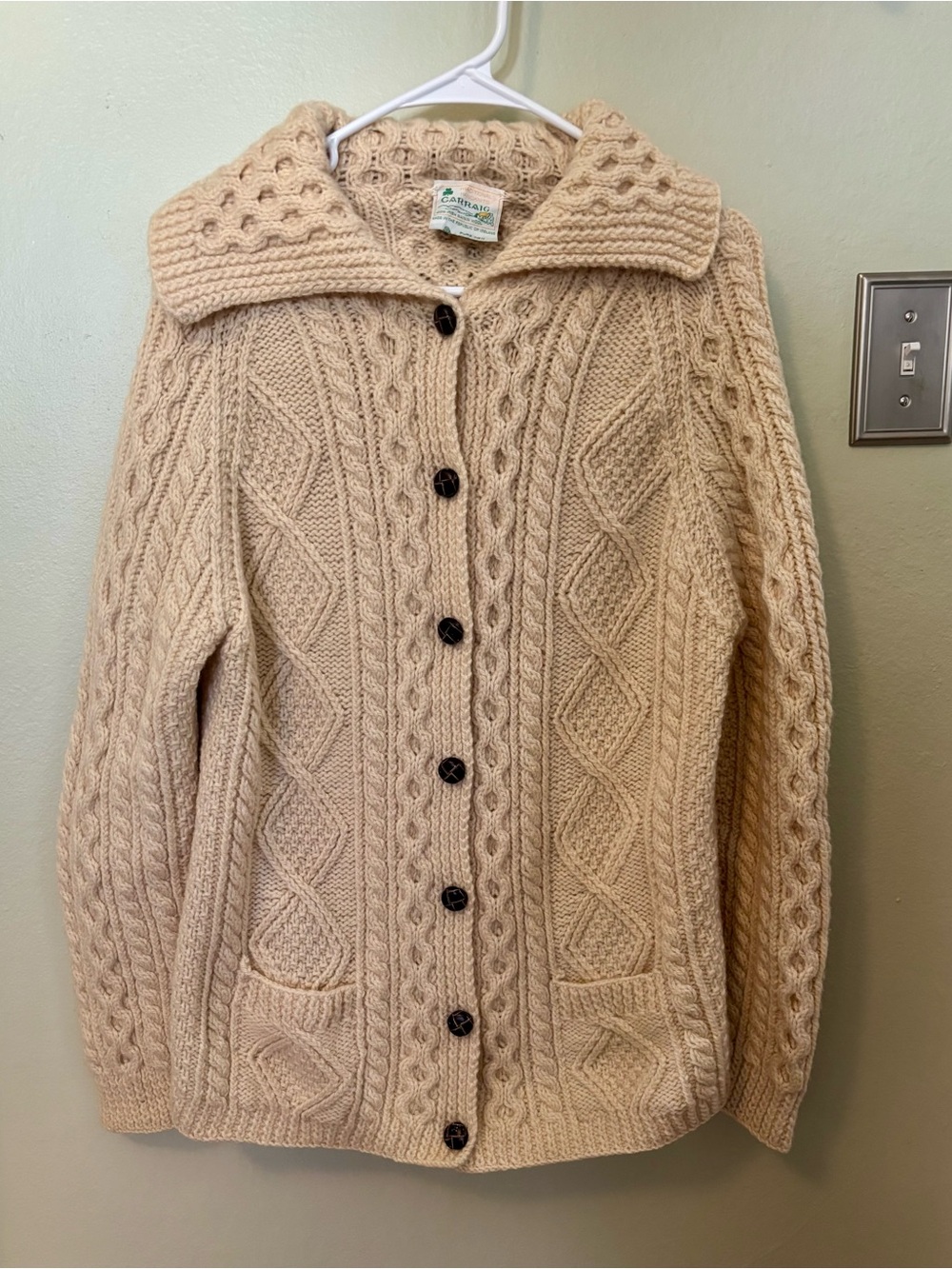 Vintage Carraig Donn 100% Wool Irish Aran Cable Knit Cardigan Sweater.